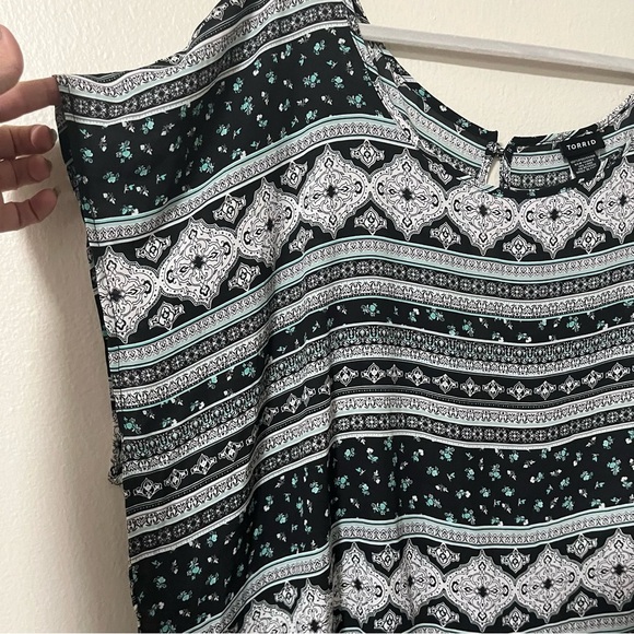NWT Torrid Black and White Geometric Tunic Plus Size 4X Tribal Aztec Boho - Picture 3 of 6